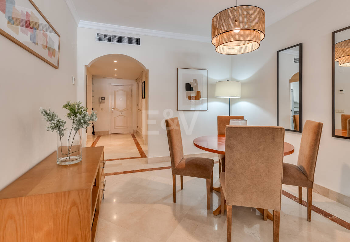 2 sovrum lägenhet bara 150 meter från stranden på Golden Mile. Tillgänglig för kortsiktiga hyror.