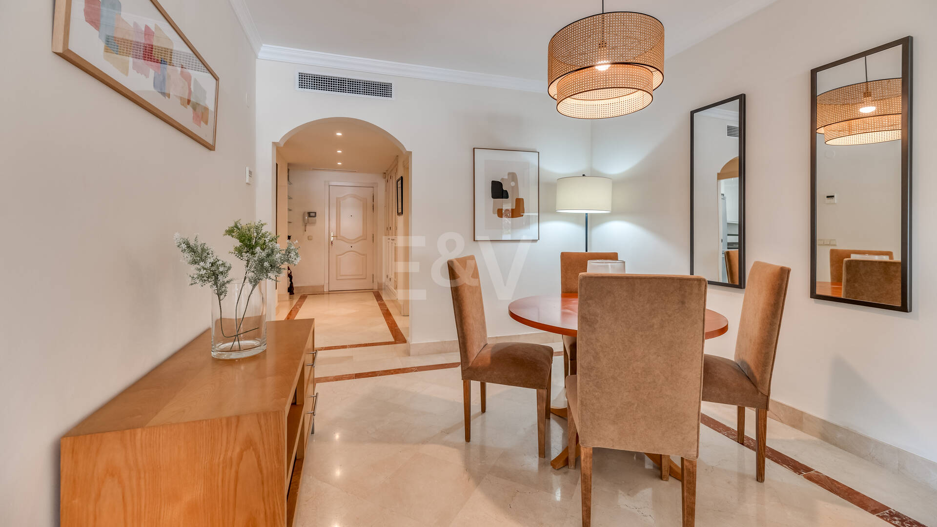 Apartamento de 2 dormitorios a tan solo 150 metros de la playa en La Milla de Oro. Disponible para alquileres de corta temporada.