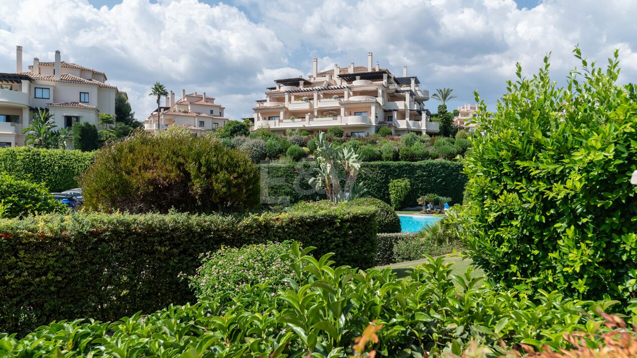 Spacious apartment in Capanes del Golf with luxurious amenities