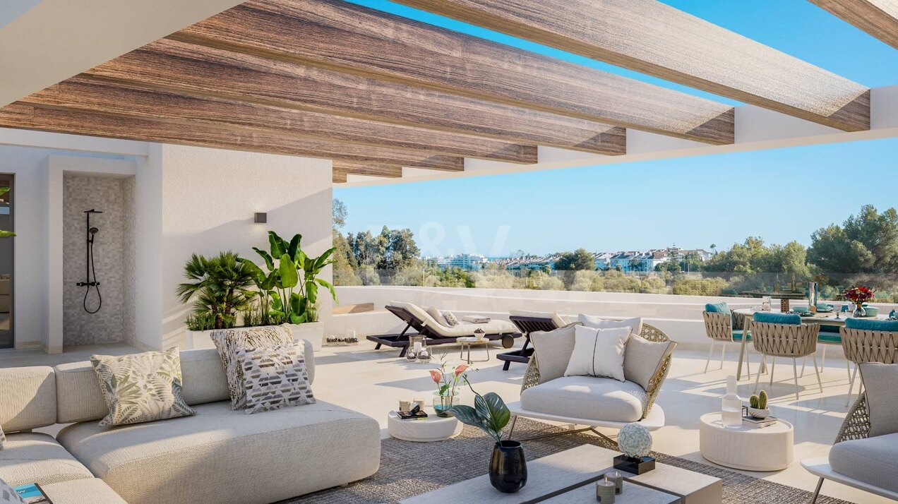 Guadalmina Frontline Golf Penthouse with Panoramic Terraces and Prime Amenities