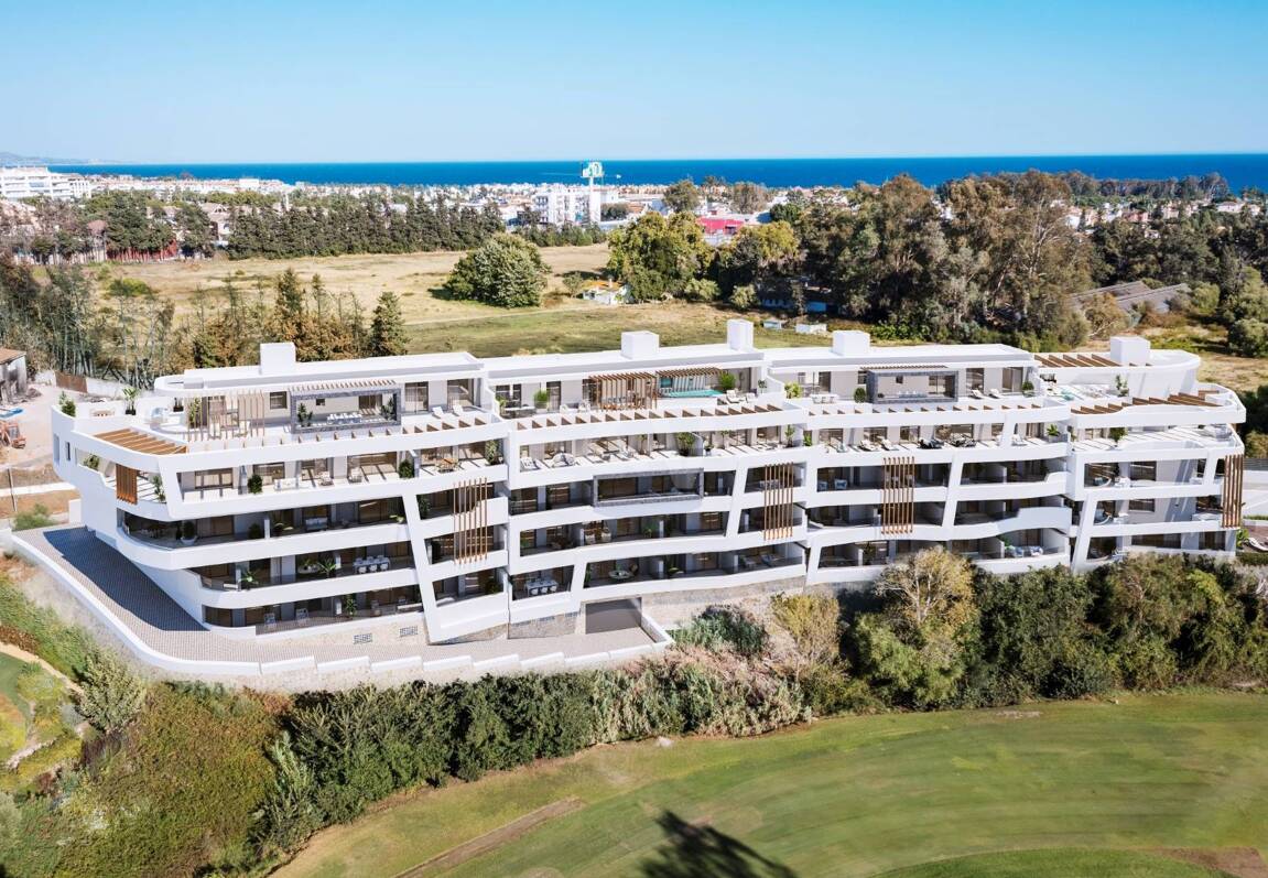 Guadalmina Frontline Golf Penthouse med Panoramic Terraces och Prime Amenities