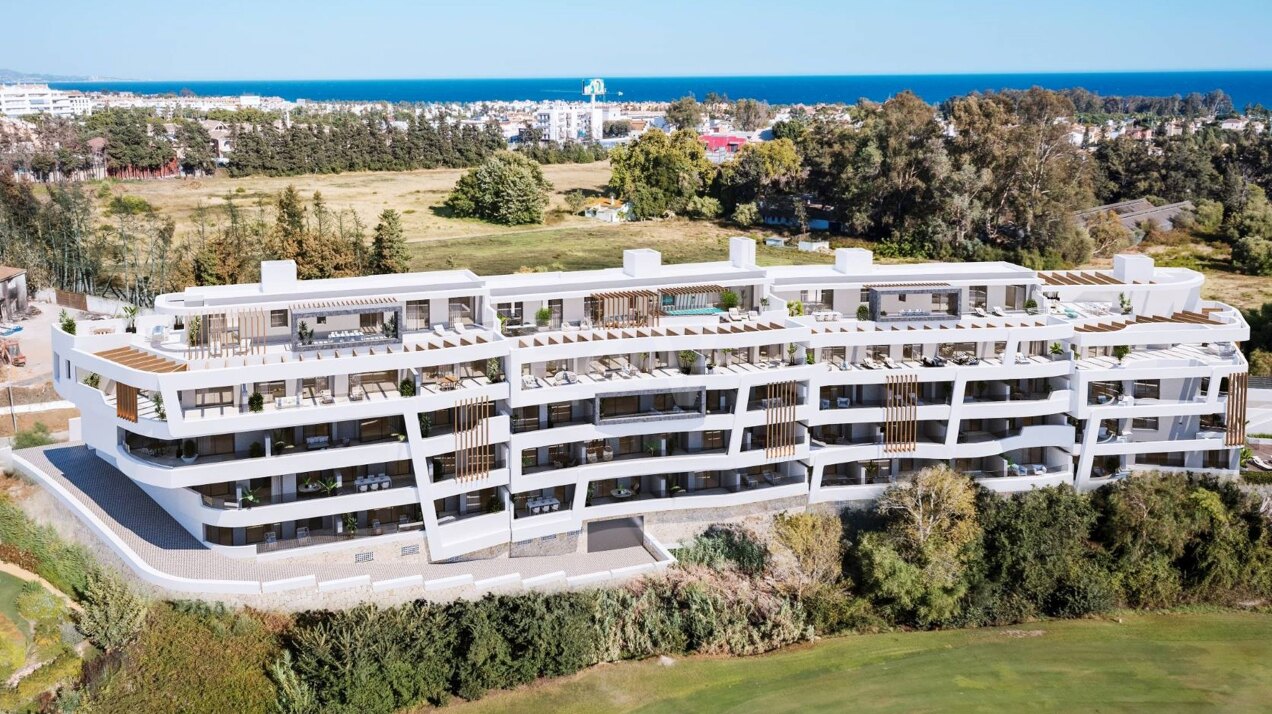 Ático en primera línea de golf en Guadalmina con terrazas panorámicas y comodidades de primera.