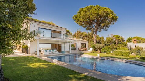 Stunning Contemporary Villa with Breathtaking Sea and Mountain Views in El Madroñal, Benahavís