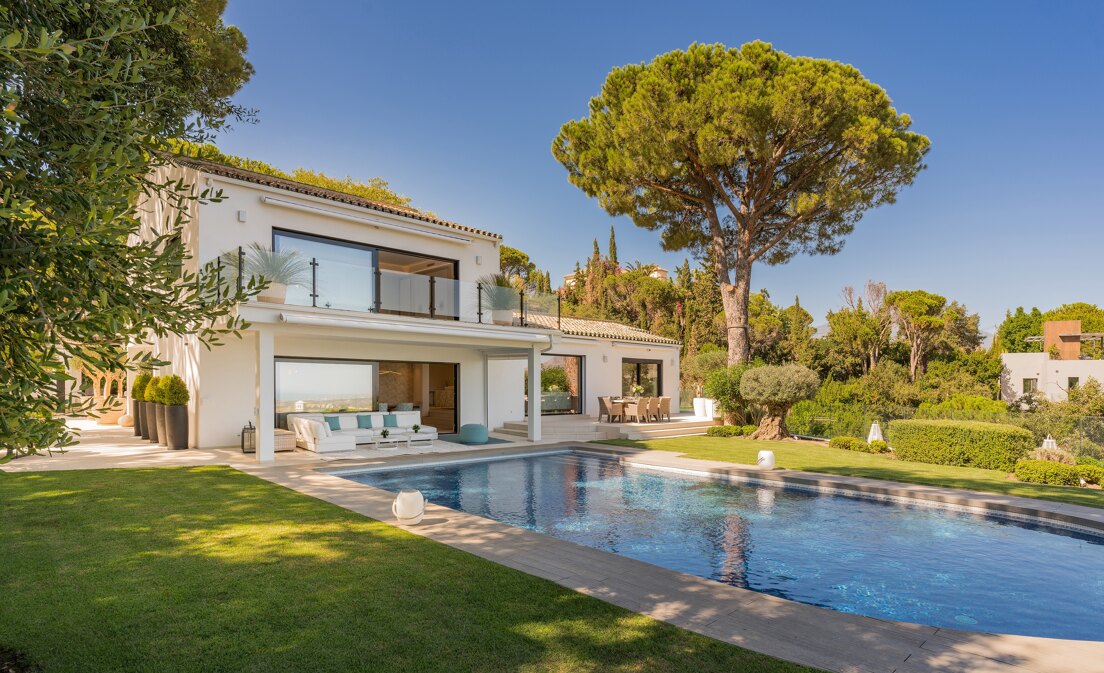 Stunning Contemporary Villa with Breathtaking Sea and Mountain Views in El Madroñal, Benahavís