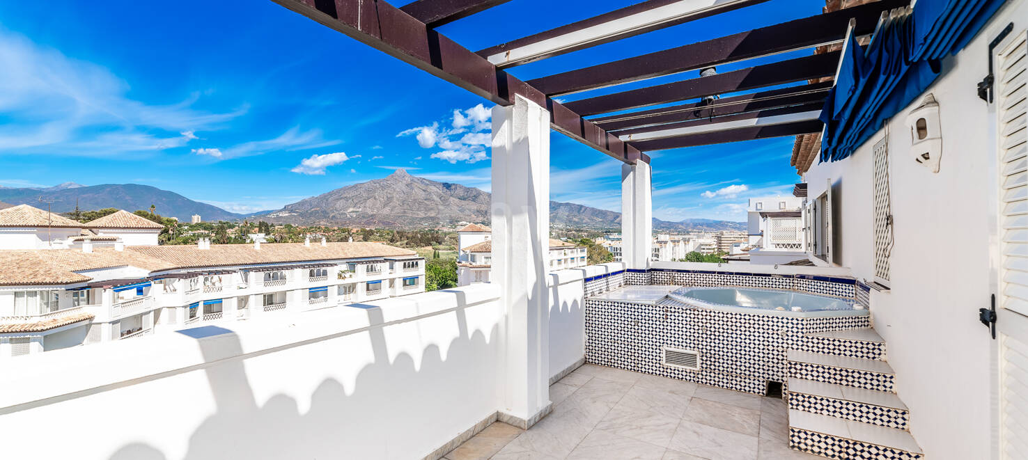 Penthouse in the Center of Puerto Banús with Mountain Views