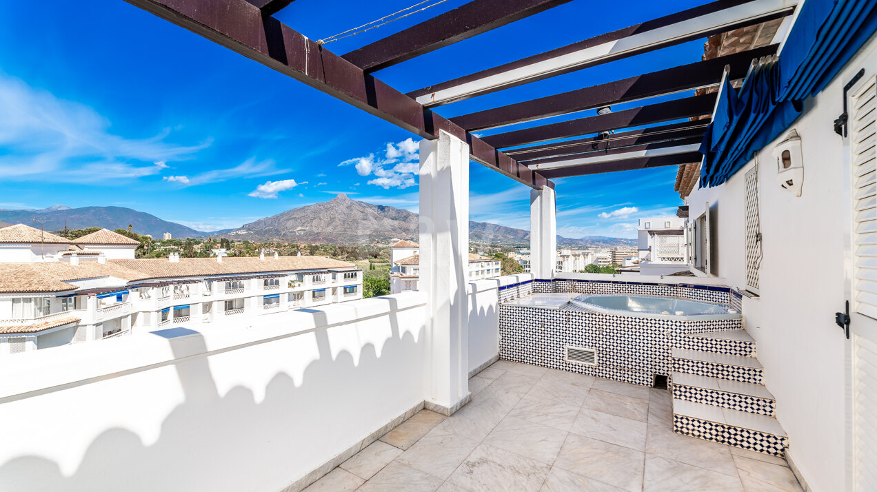 Ático en el centro de Puerto Banús con vistas a la montaña