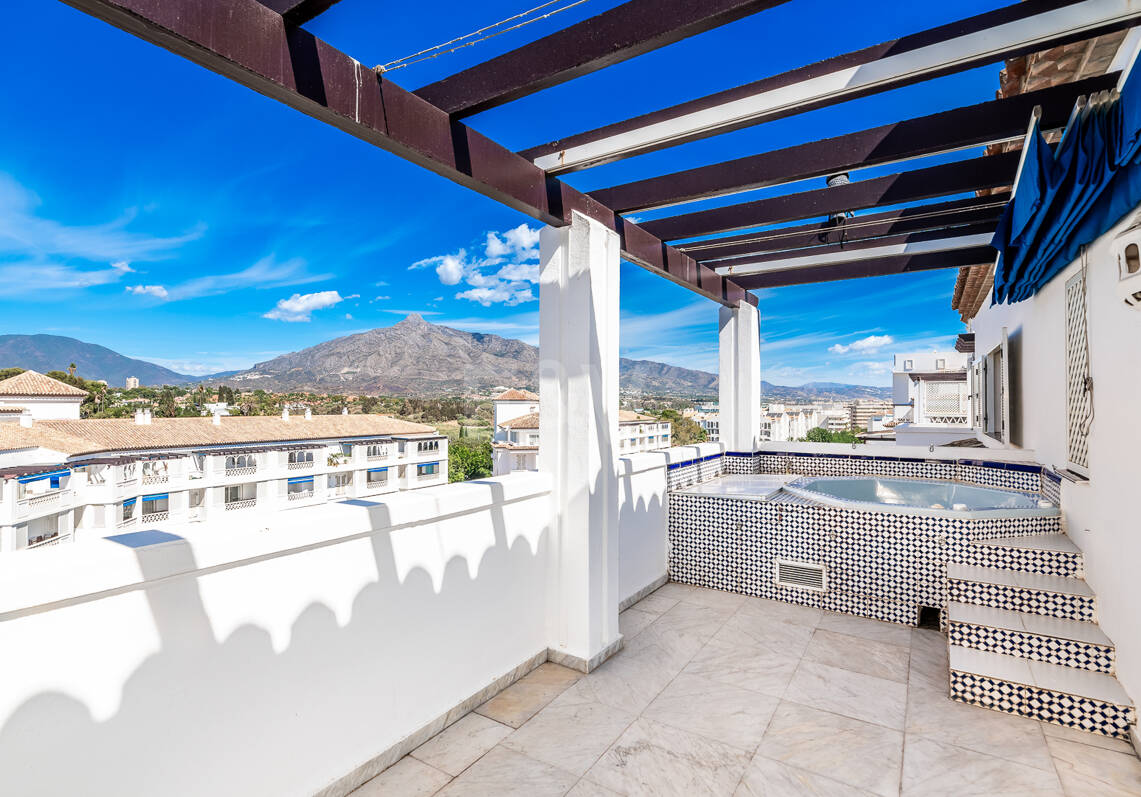 Penthouse w centrum Puerto Banús z widokiem na góry