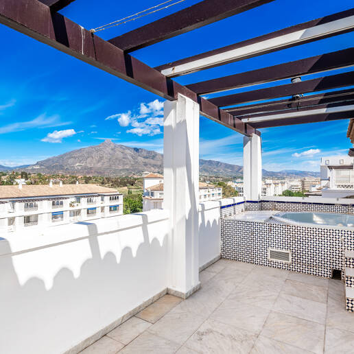 Penthouse in the Center of Puerto Banús with Mountain Views