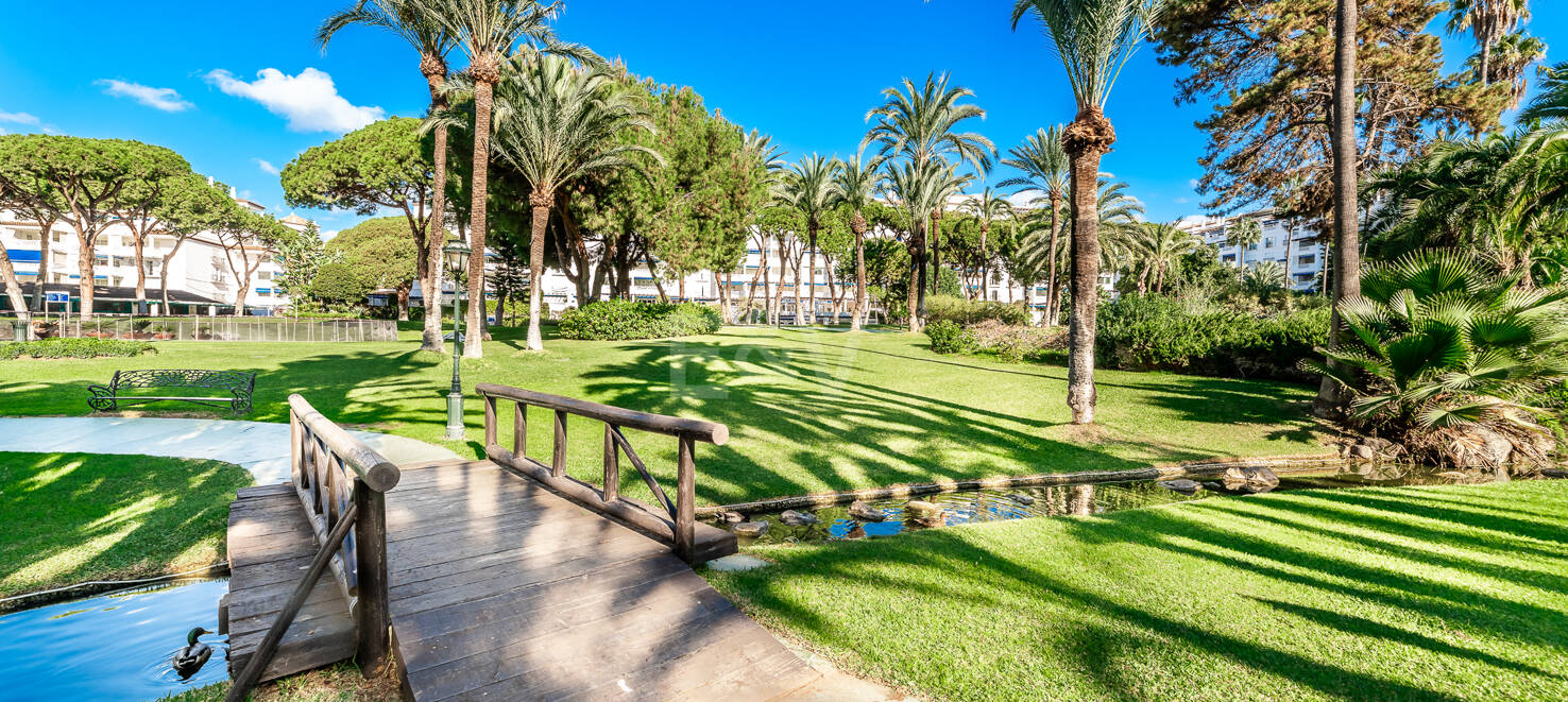 Penthouse in the Center of Puerto Banús with Mountain Views