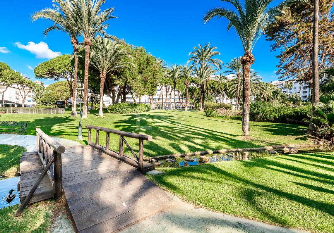 Penthouse w centrum Puerto Banús z widokiem na góry