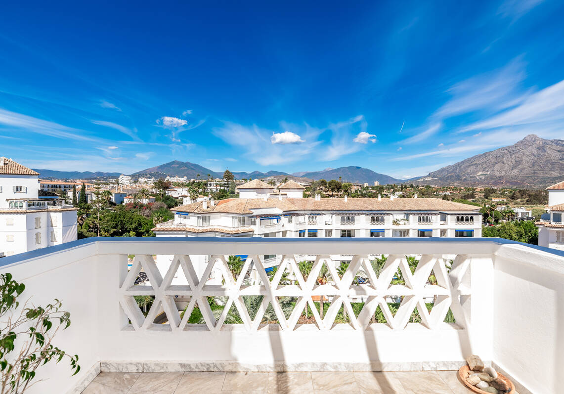 Penthouse w centrum Puerto Banús z widokiem na góry