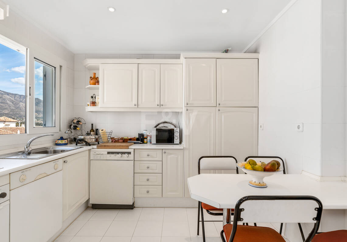 Penthouse w centrum Puerto Banús z widokiem na góry