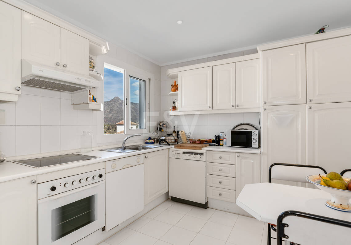 Penthouse w centrum Puerto Banús z widokiem na góry