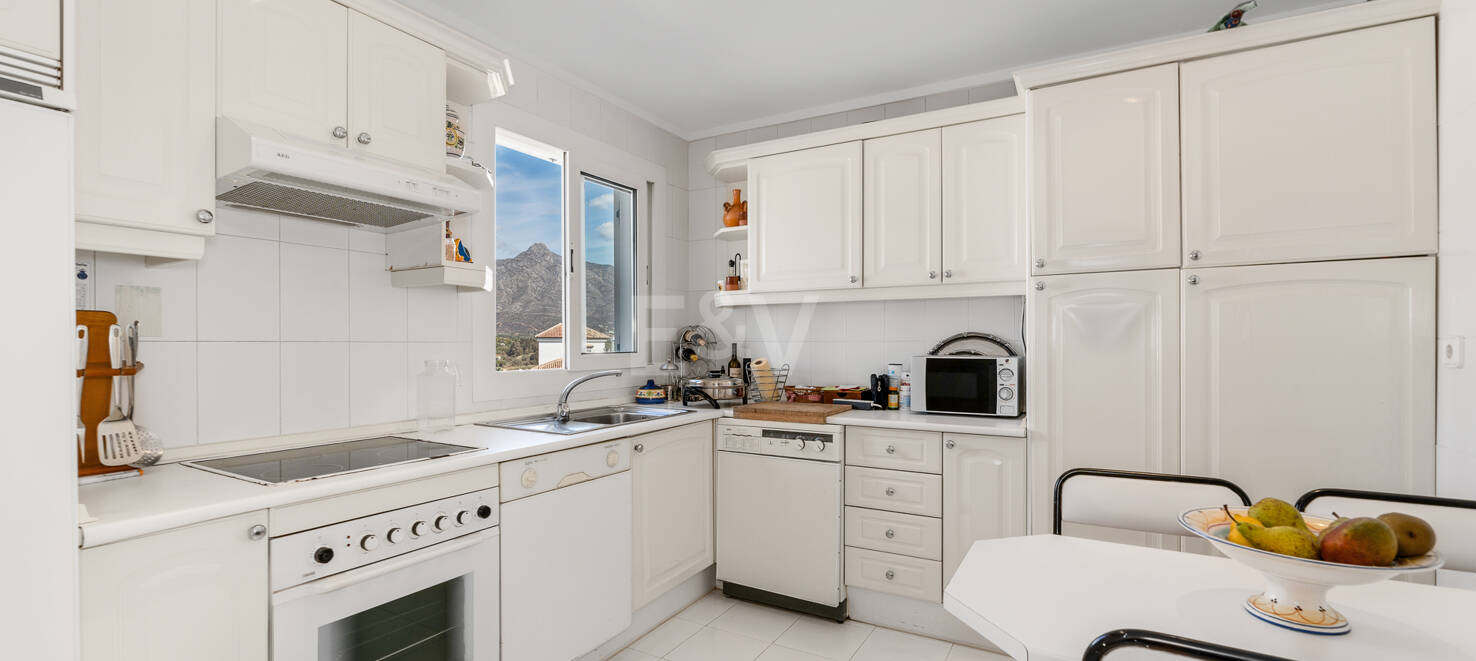 Penthouse in the Center of Puerto Banús with Mountain Views