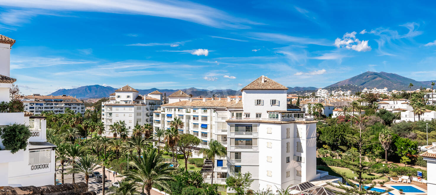 Penthouse in the Center of Puerto Banús with Mountain Views