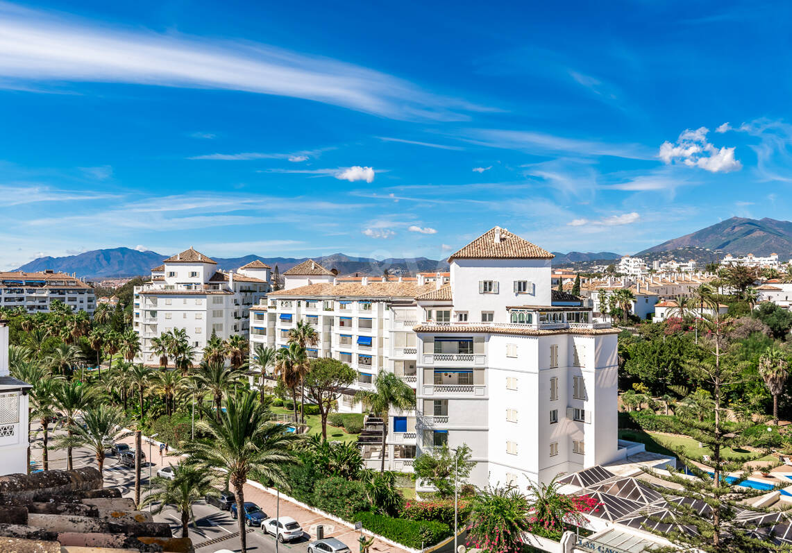 Penthouse w centrum Puerto Banús z widokiem na góry