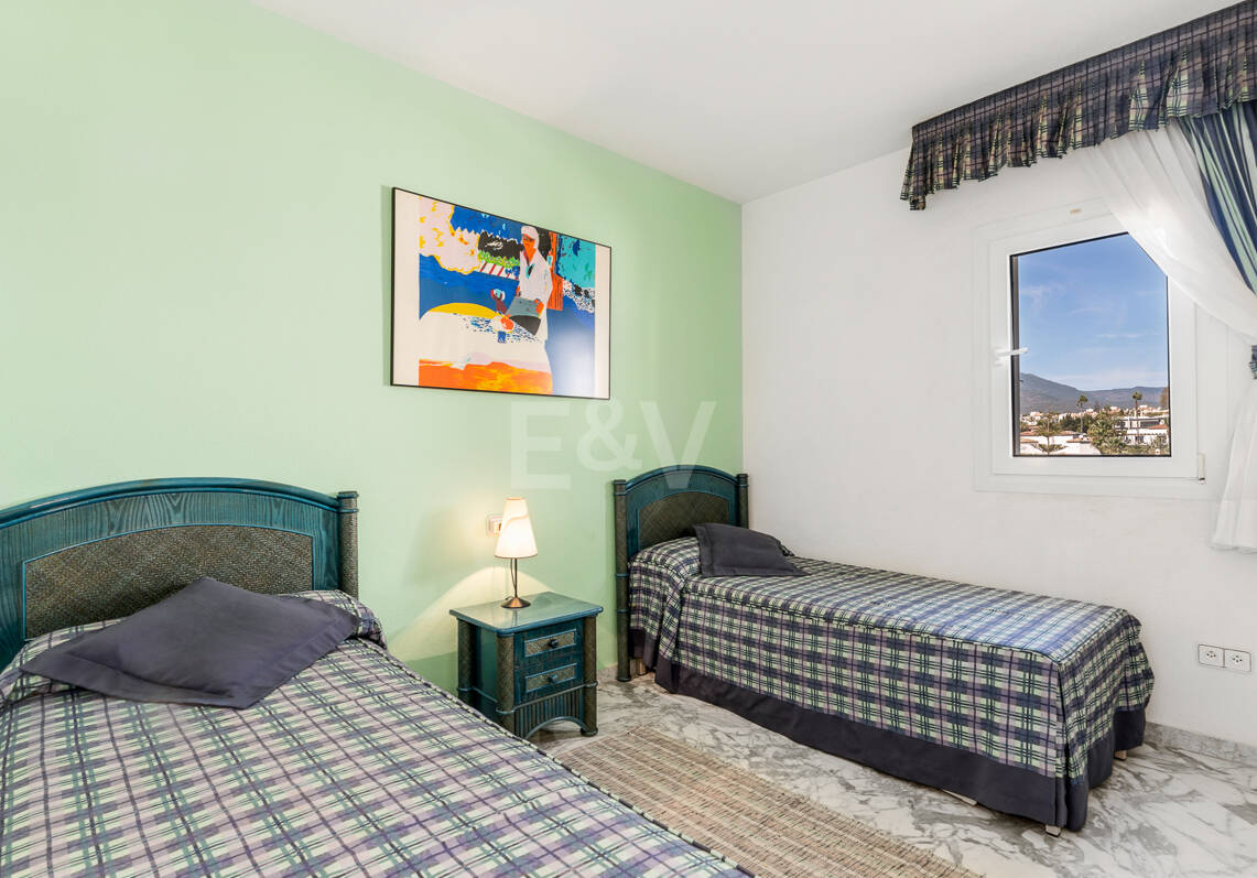 Penthouse w centrum Puerto Banús z widokiem na góry