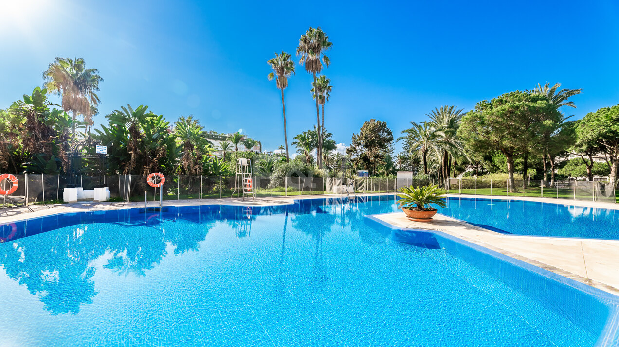 Penthouse im Zentrum von Puerto Banús mit Bergblick