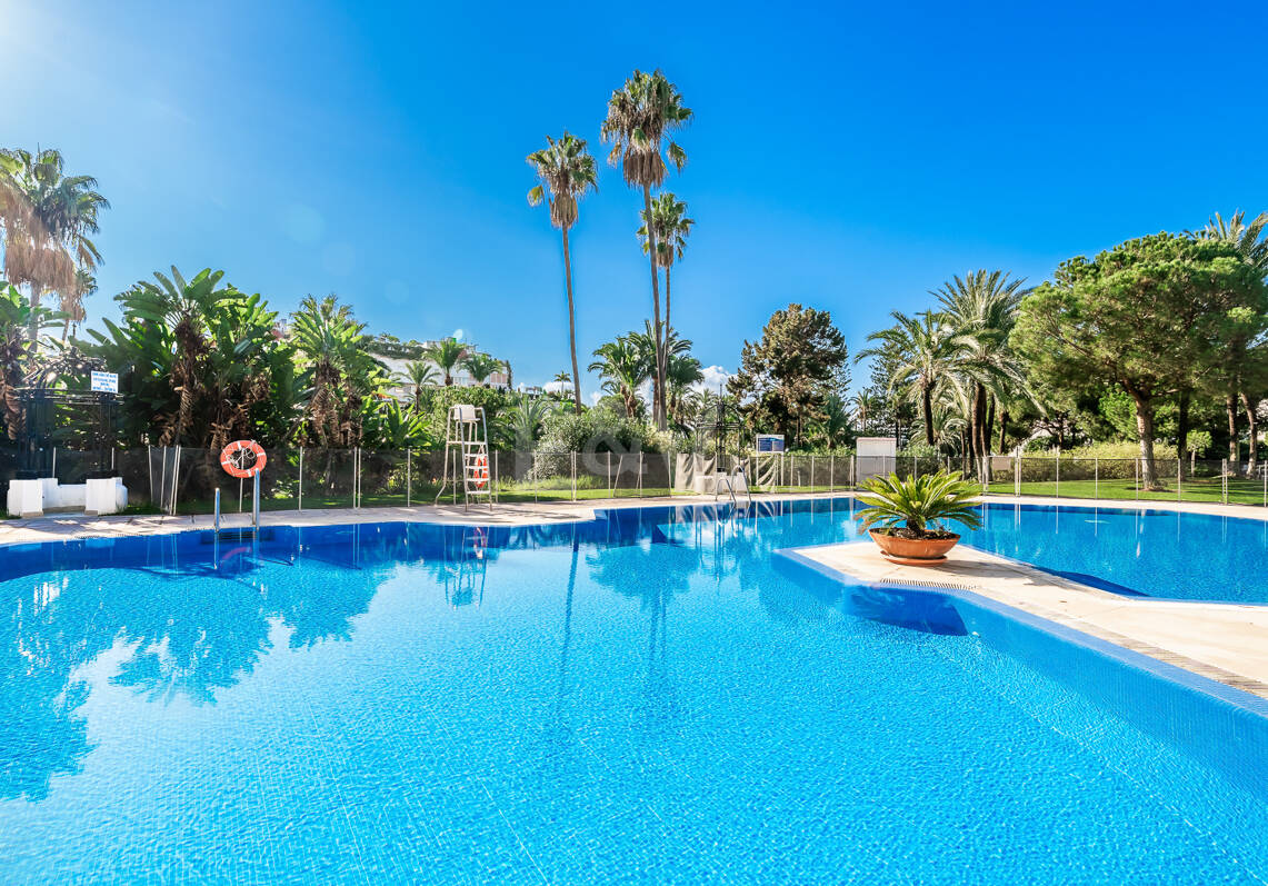 Penthouse w centrum Puerto Banús z widokiem na góry