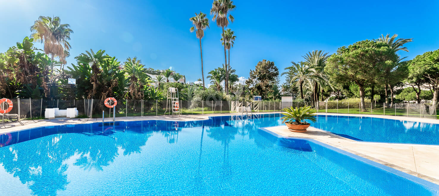 Penthouse in the Center of Puerto Banús with Mountain Views