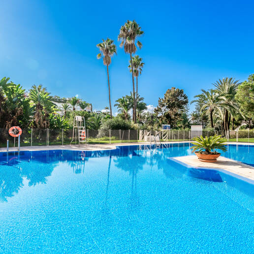Penthouse in the Center of Puerto Banús with Mountain Views