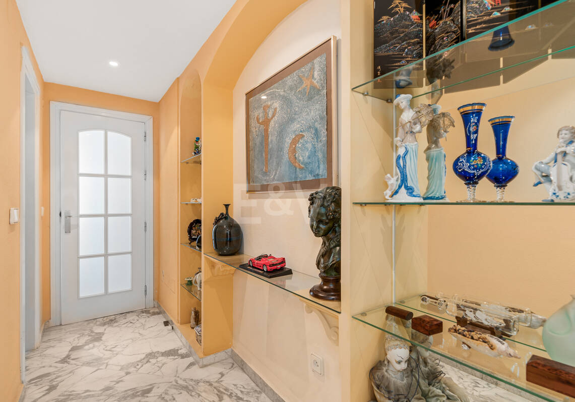 Penthouse w centrum Puerto Banús z widokiem na góry