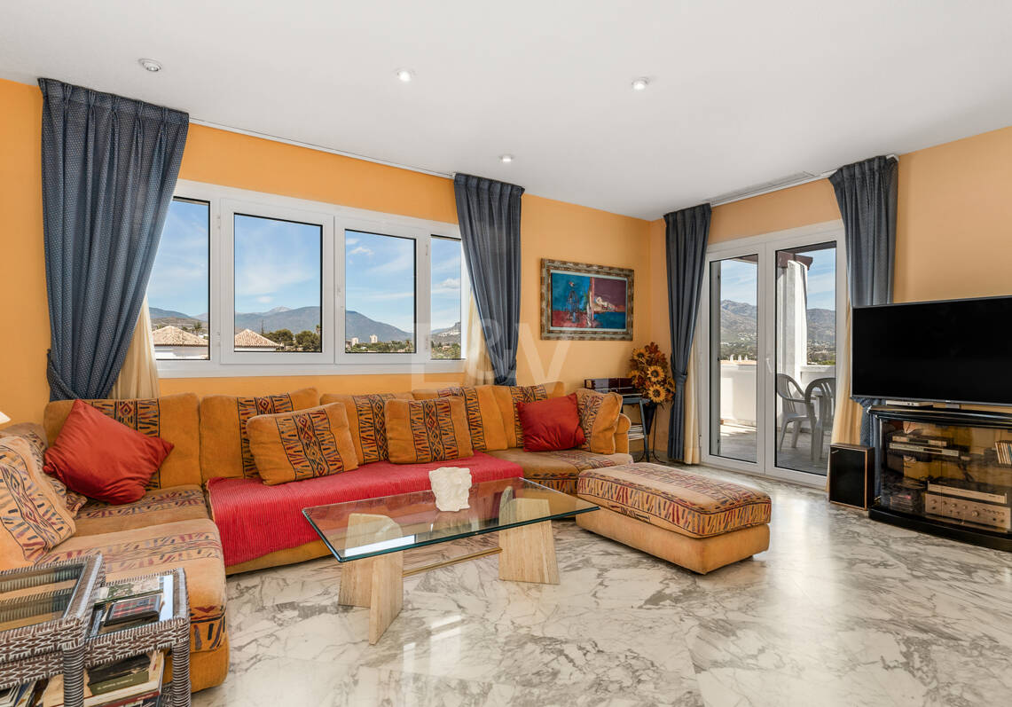 Penthouse w centrum Puerto Banús z widokiem na góry