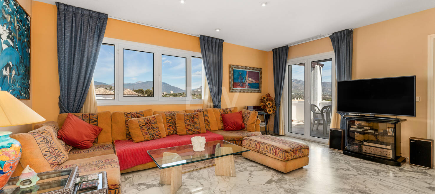 Penthouse in the Center of Puerto Banús with Mountain Views