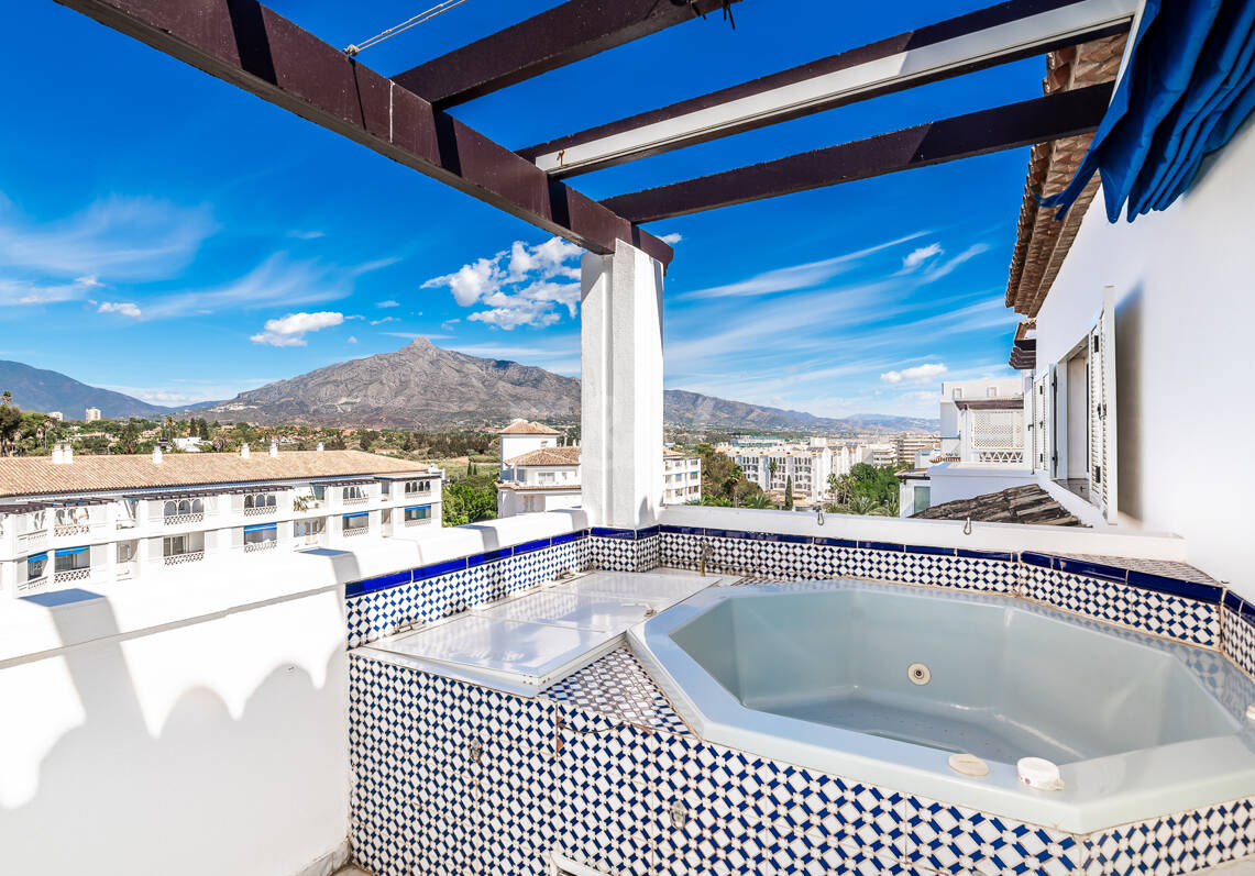Penthouse w centrum Puerto Banús z widokiem na góry