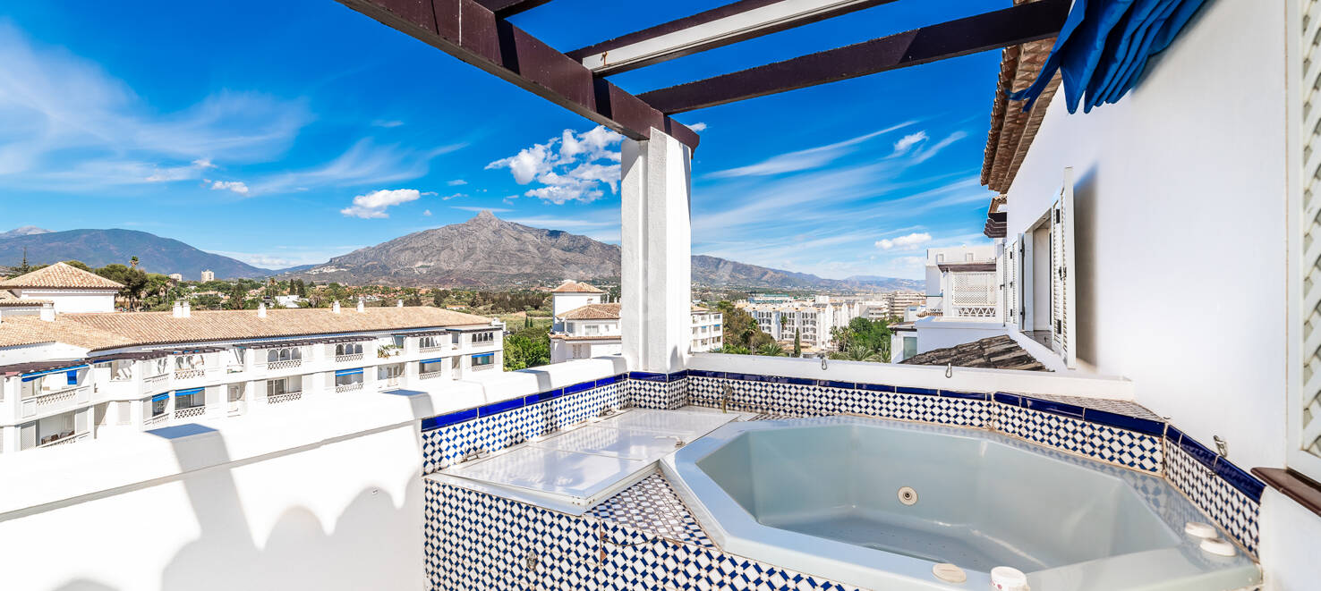 Penthouse in the Center of Puerto Banús with Mountain Views