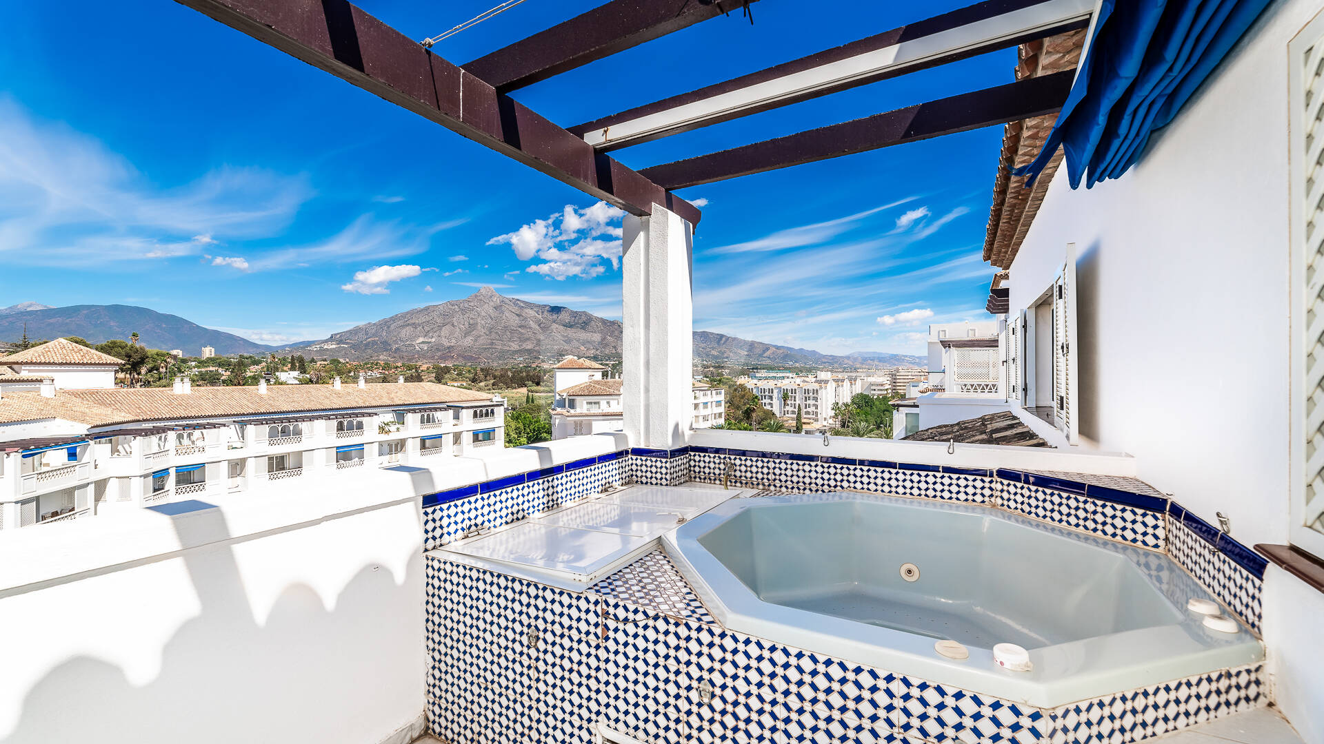 Ático en el centro de Puerto Banús con vistas a la montaña