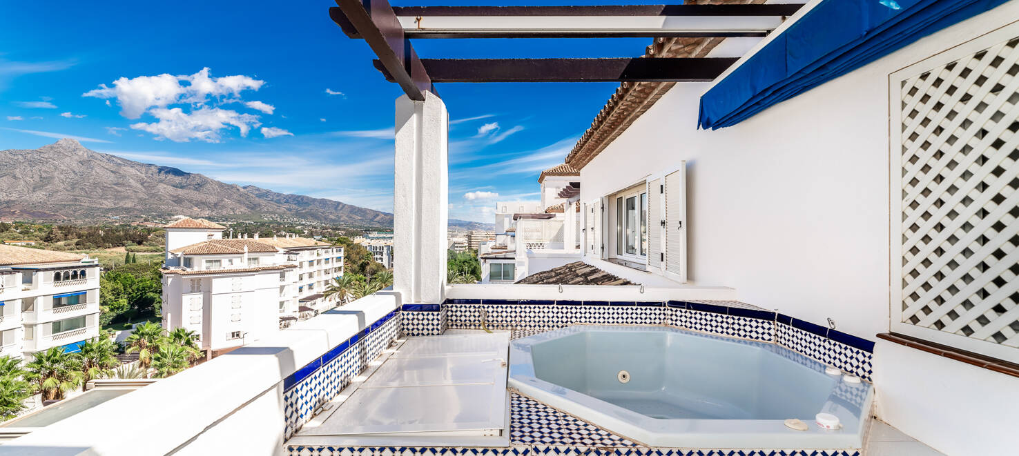 Penthouse in the Center of Puerto Banús with Mountain Views