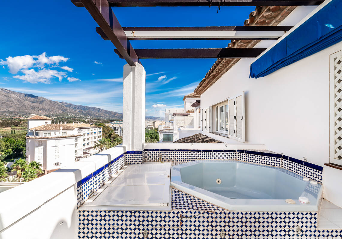Penthouse w centrum Puerto Banús z widokiem na góry