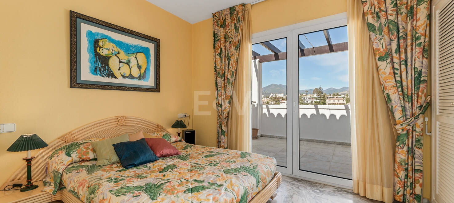 Penthouse in the Center of Puerto Banús with Mountain Views