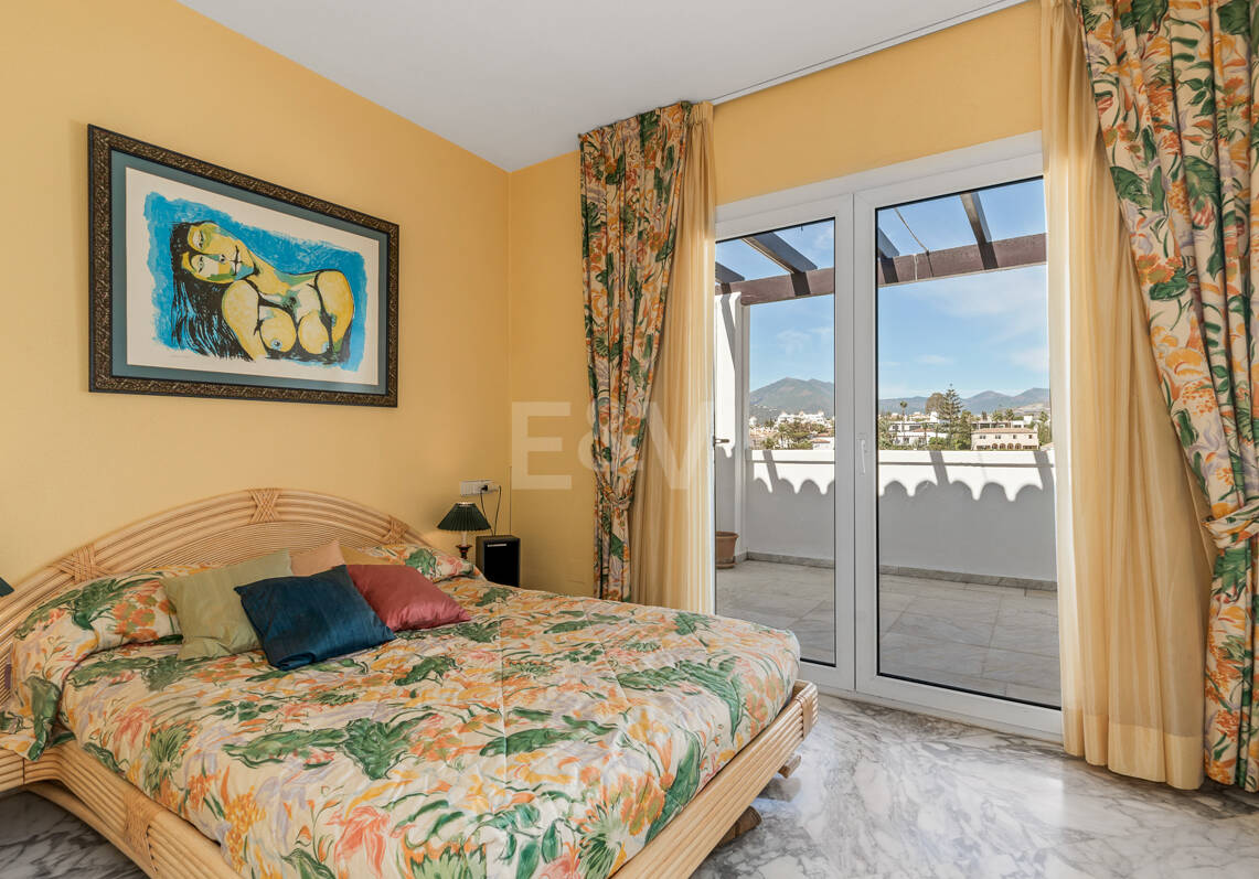 Penthouse w centrum Puerto Banús z widokiem na góry