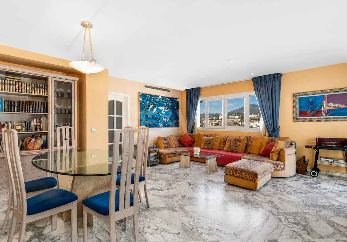 Penthouse w centrum Puerto Banús z widokiem na góry