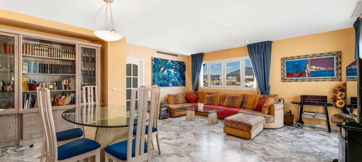 Penthouse in the Center of Puerto Banús with Mountain Views