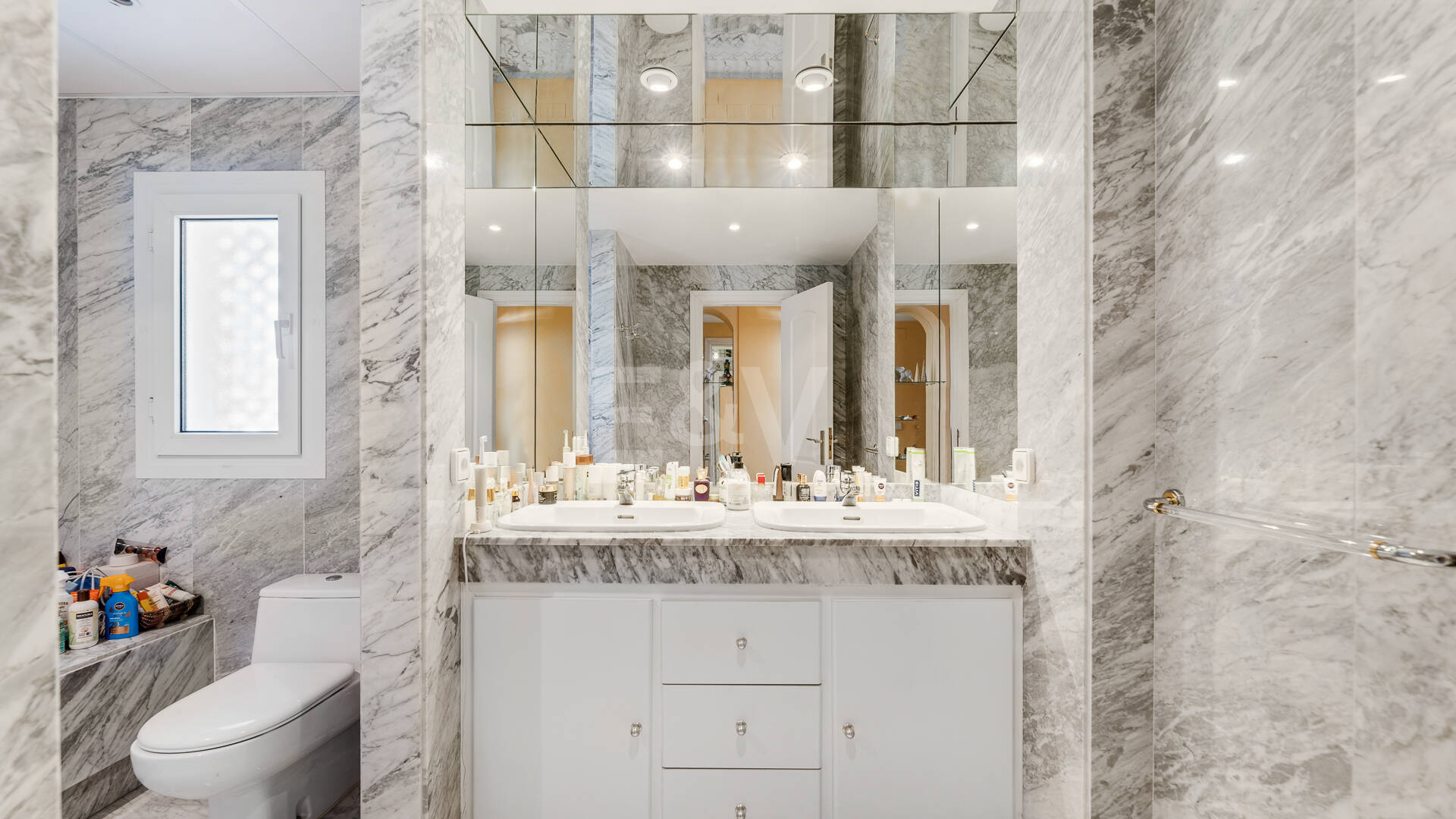 Ático en el centro de Puerto Banús con vistas a la montaña