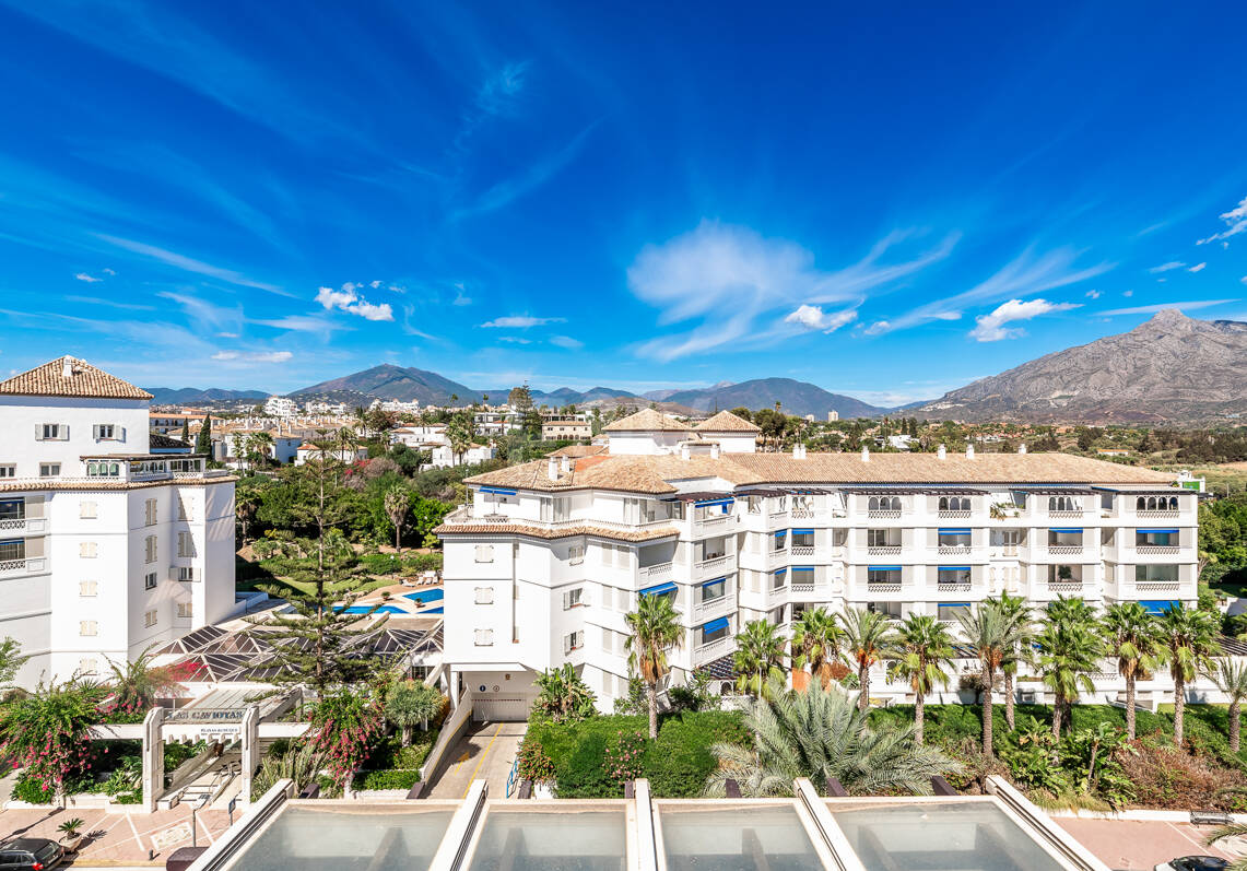 Penthouse w centrum Puerto Banús z widokiem na góry