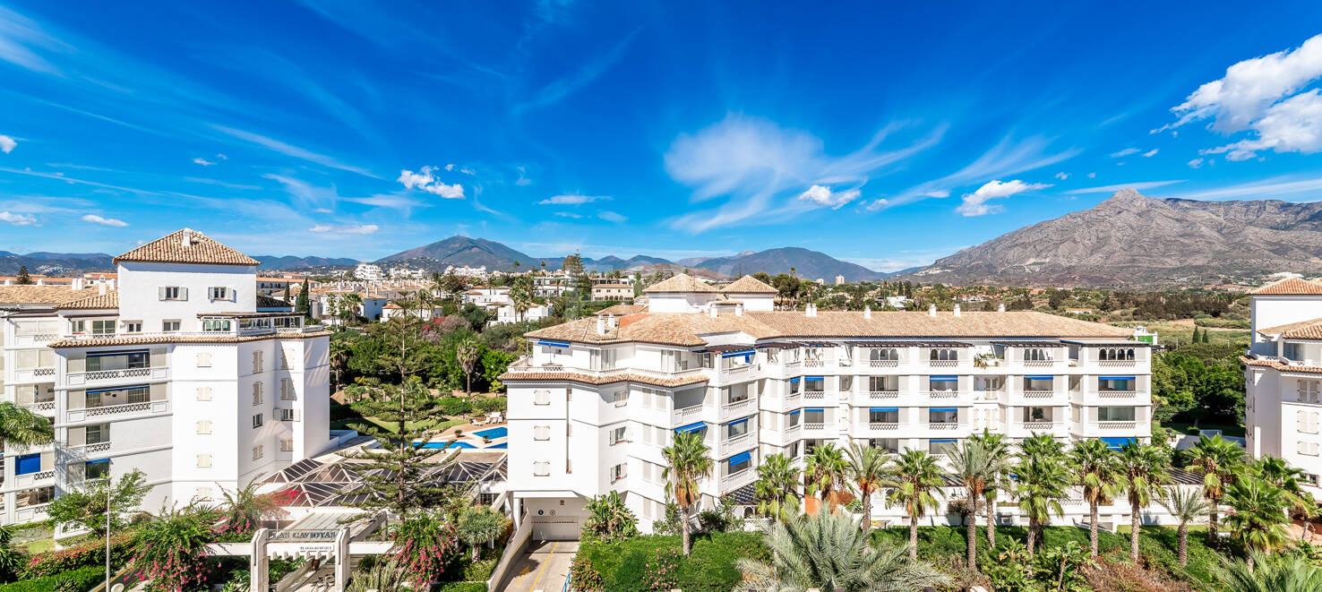Penthouse in the Center of Puerto Banús with Mountain Views
