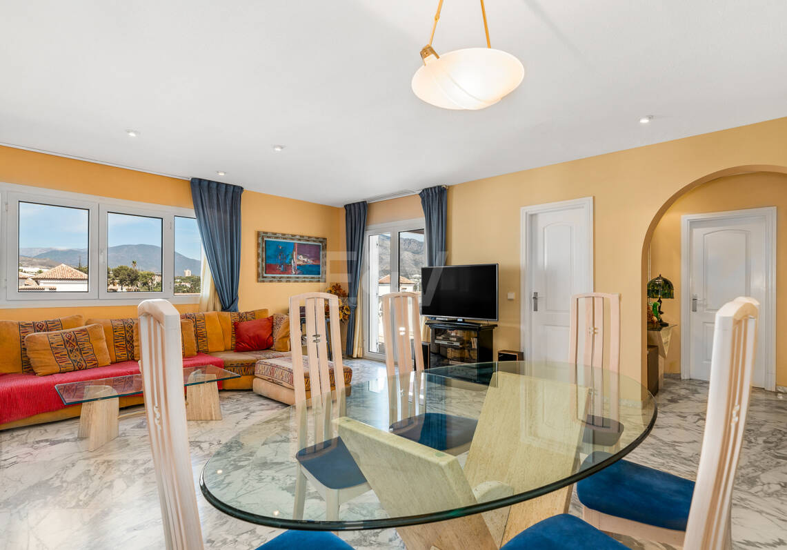 Penthouse w centrum Puerto Banús z widokiem na góry