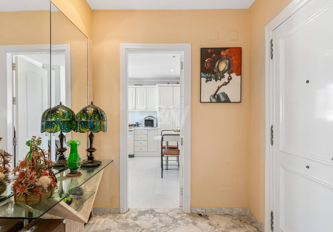 Penthouse w centrum Puerto Banús z widokiem na góry