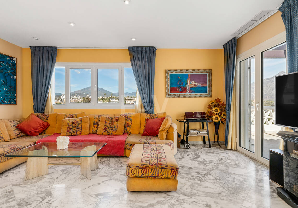 Penthouse w centrum Puerto Banús z widokiem na góry