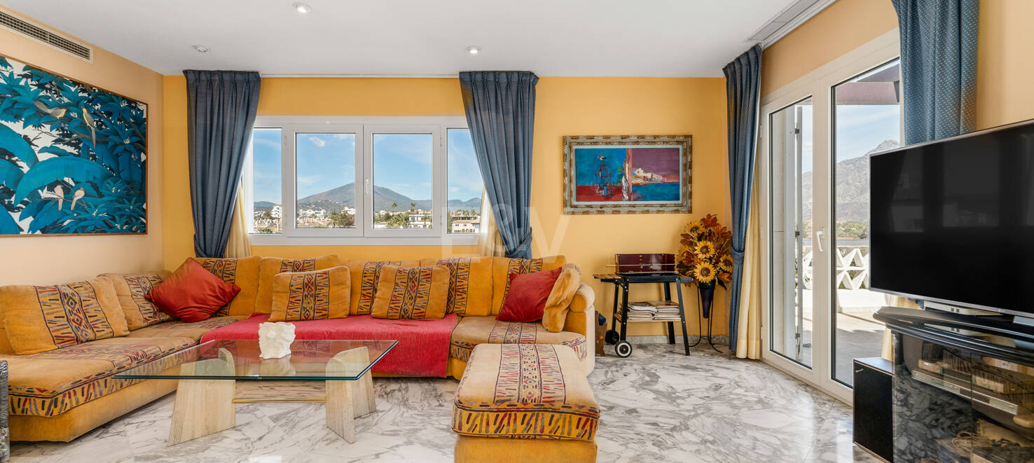 Penthouse in the Center of Puerto Banús with Mountain Views