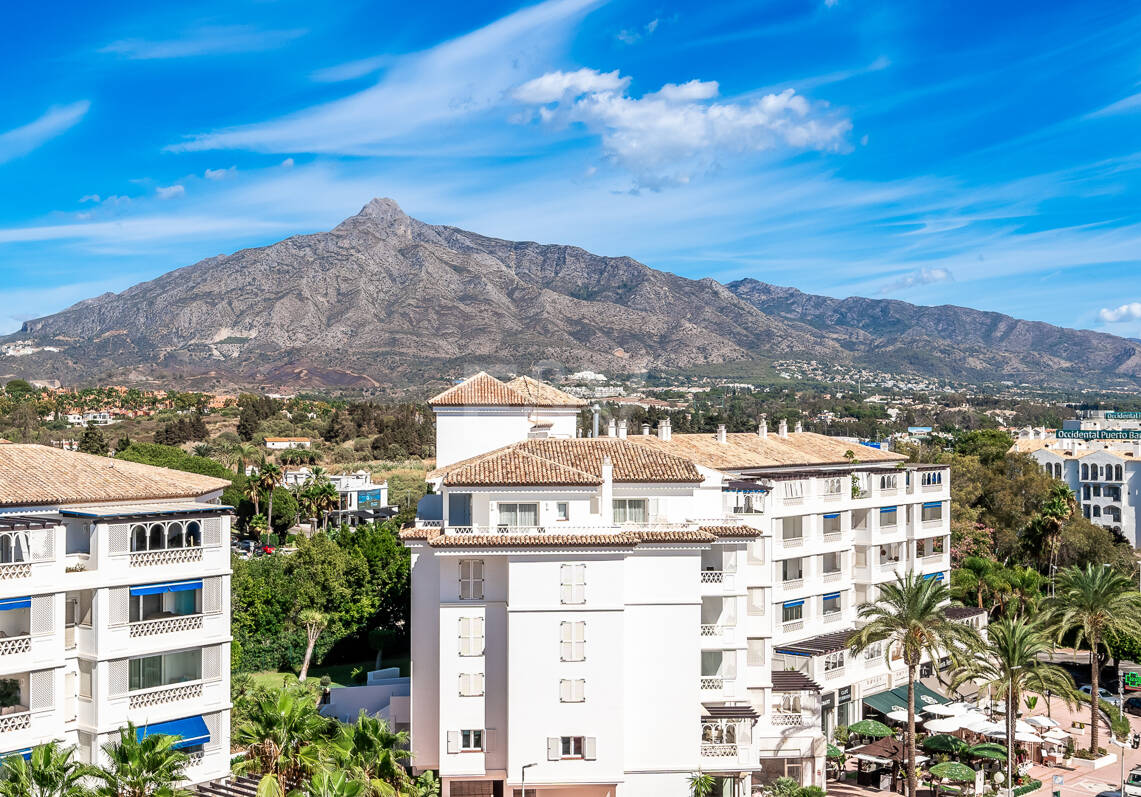 Penthouse w centrum Puerto Banús z widokiem na góry