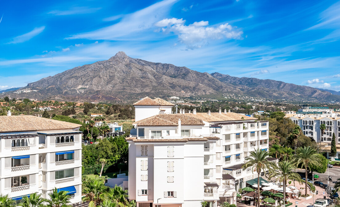 Penthouse in the Center of Puerto Banús with Mountain Views