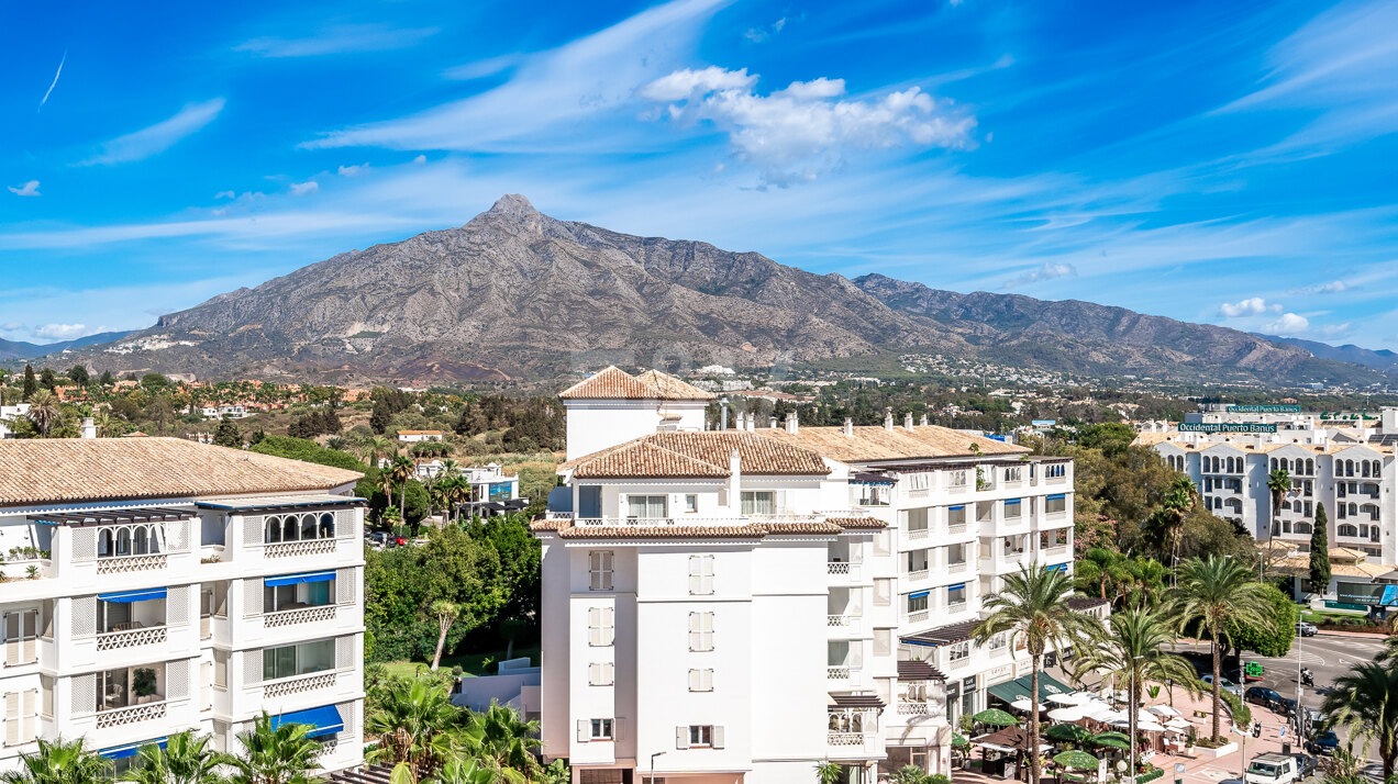 Ático en el centro de Puerto Banús con vistas a la montaña