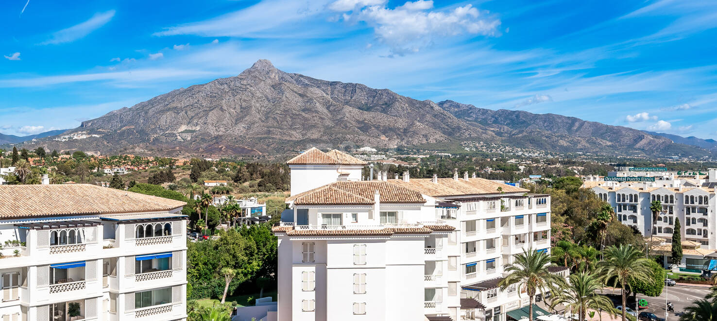 Penthouse in the Center of Puerto Banús with Mountain Views