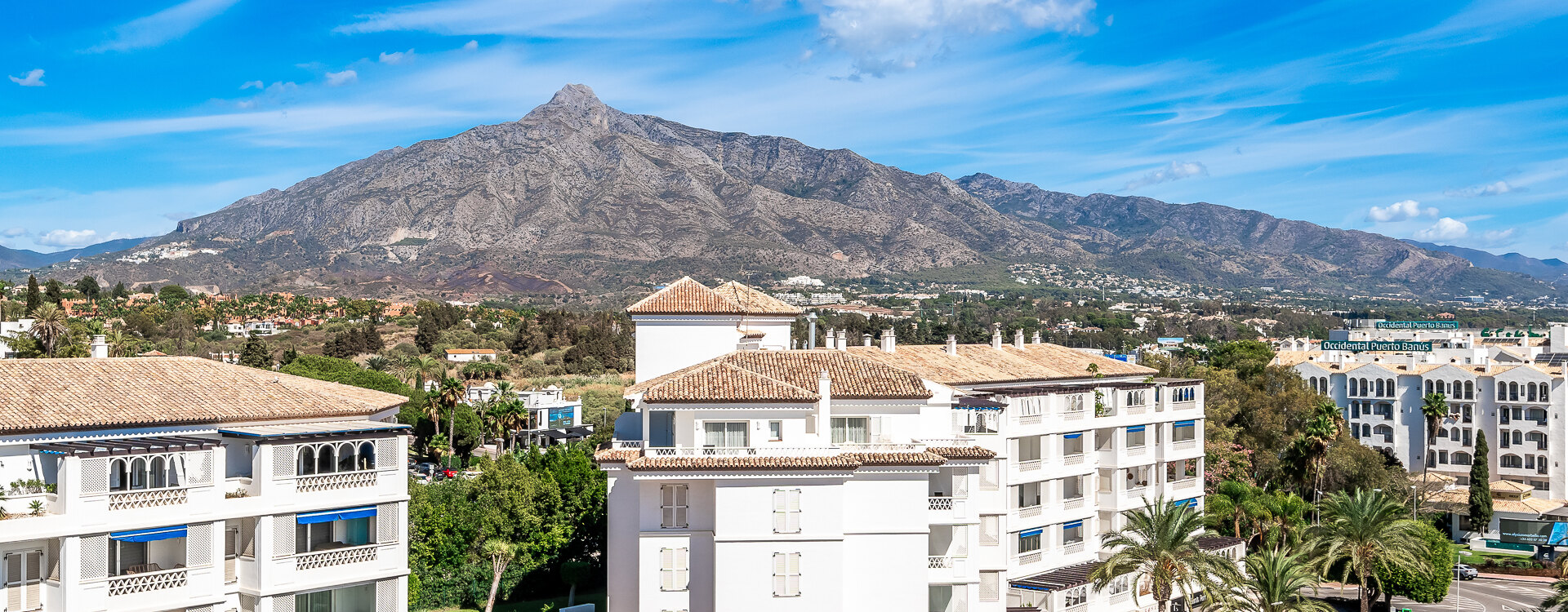 Ático en el centro de Puerto Banús con vistas a la montaña