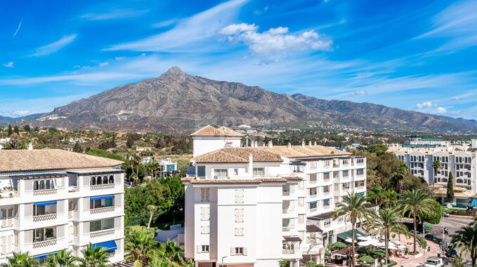 Penthouse dans le centre de Puerto Banús avec vue sur la montagne